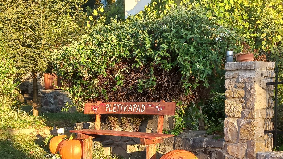 Pletykapadot díszítenek Taliándörögdön