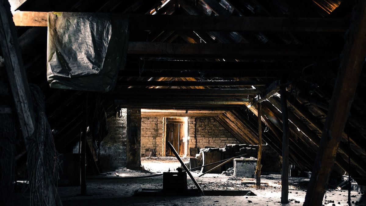 Magánlaksértés: A padláson töltötte az éjszakát a fiatal férfi Pápán