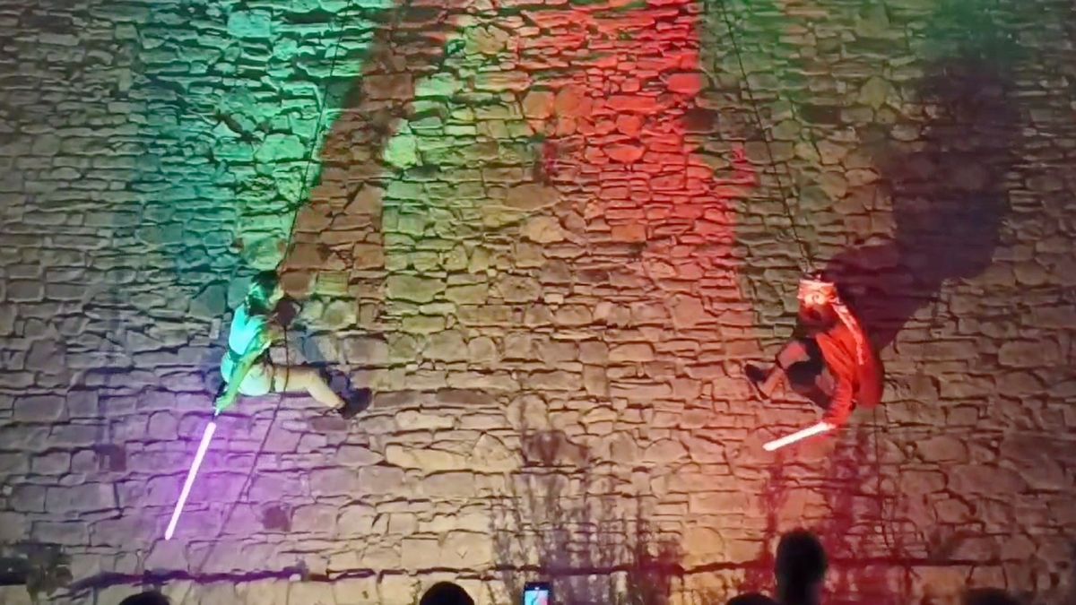 Emberek kardoztak a veszprémi várfalon szerdán este (videó)