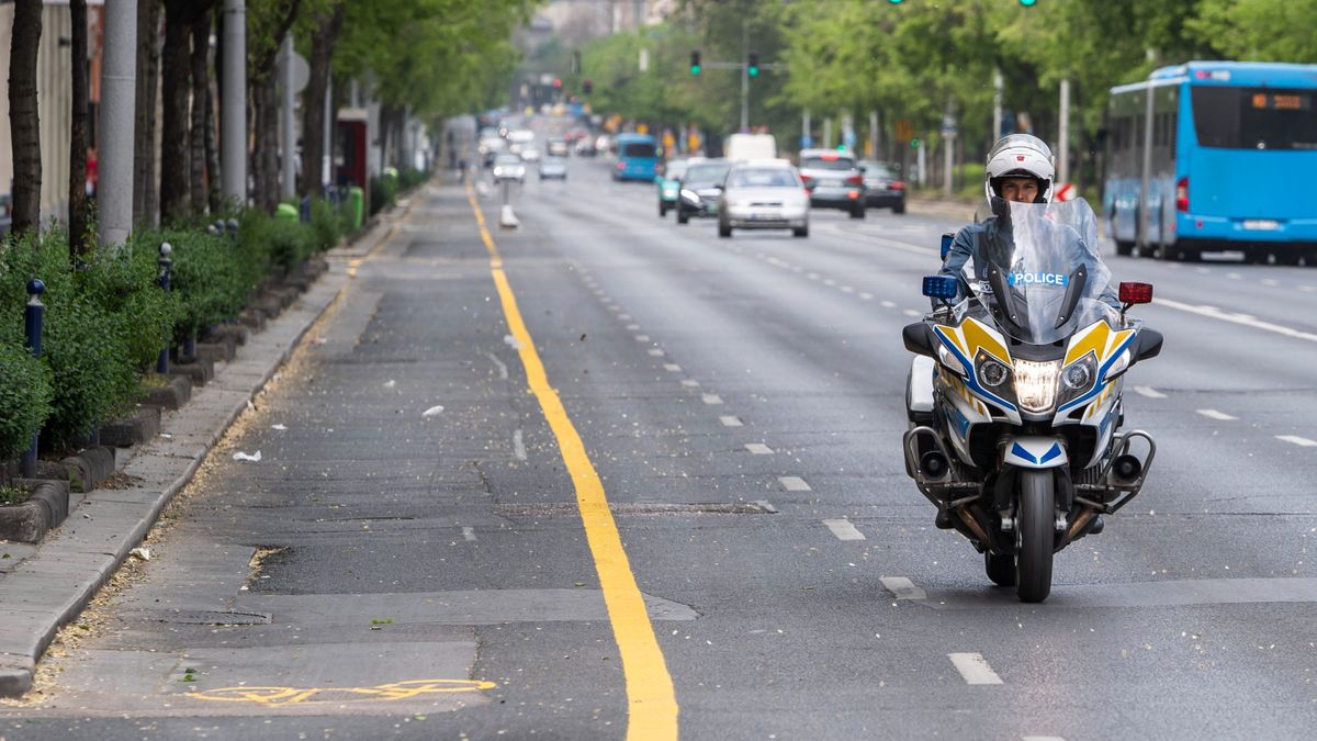 Kopnak a zebrák, de biciklisávokra költik a pénzt (videó)