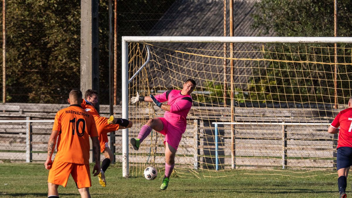 Egy labdarúgó mérkőzésen húsz gól esett