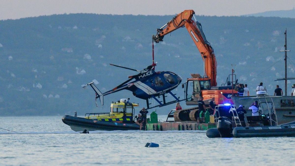 Sikeresen kiemelték a Balatonba zuhant helikoptert