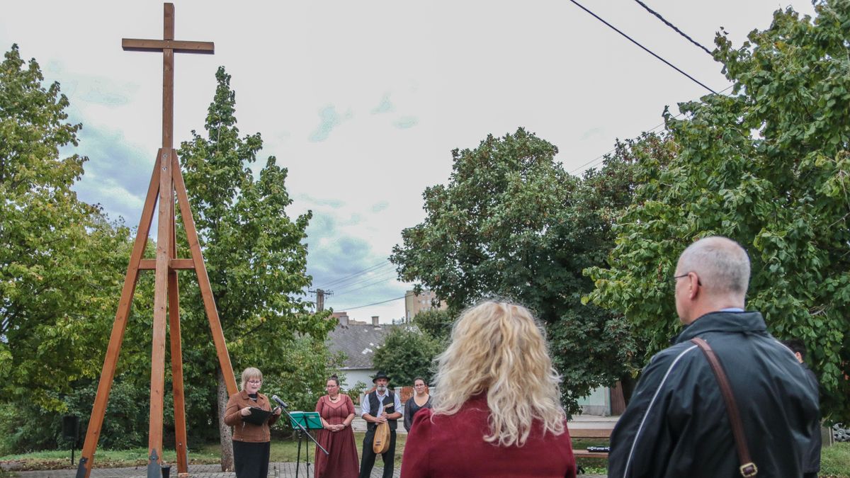 Tizenöt éve állították a kulák áldozatok emlékkeresztjét Várpalotán