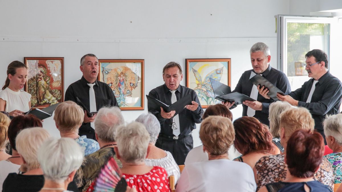 Hímzett mesevilág az inotai közösségi házban