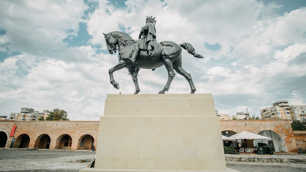 Falak közé űzték Szent László szobrát