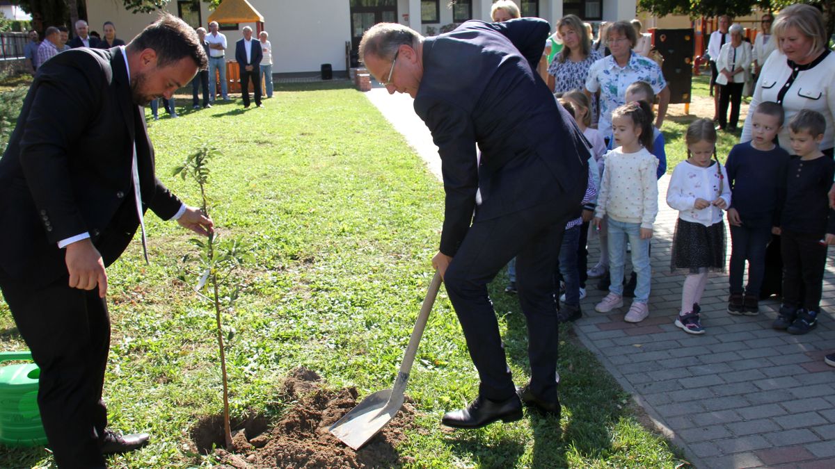 Megújult az óvoda, fát ültetett a miniszter