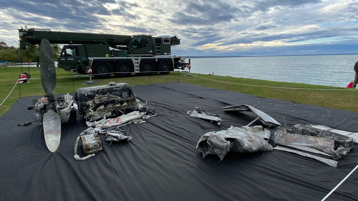 Eljött a történelmi pillanat: kiemelik a Balatonba zuhant vadászrepülőt