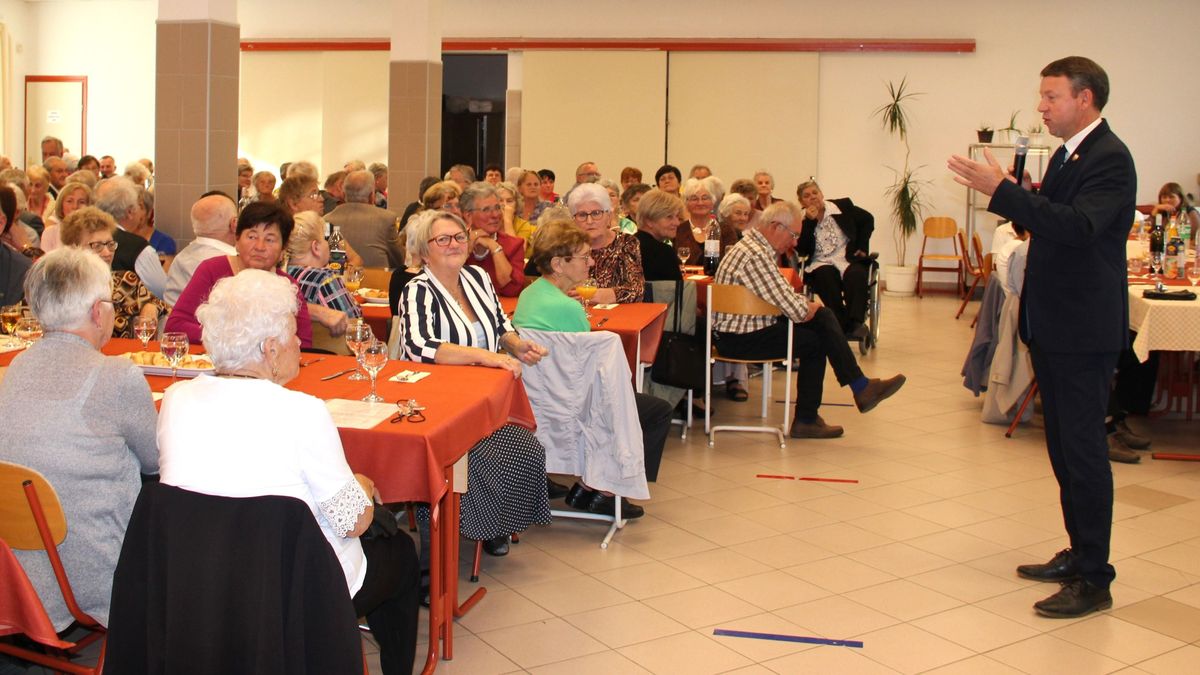 A fellépőkkel táncoltak, énekeltek a zirci nyugdíjasok ünnepükön