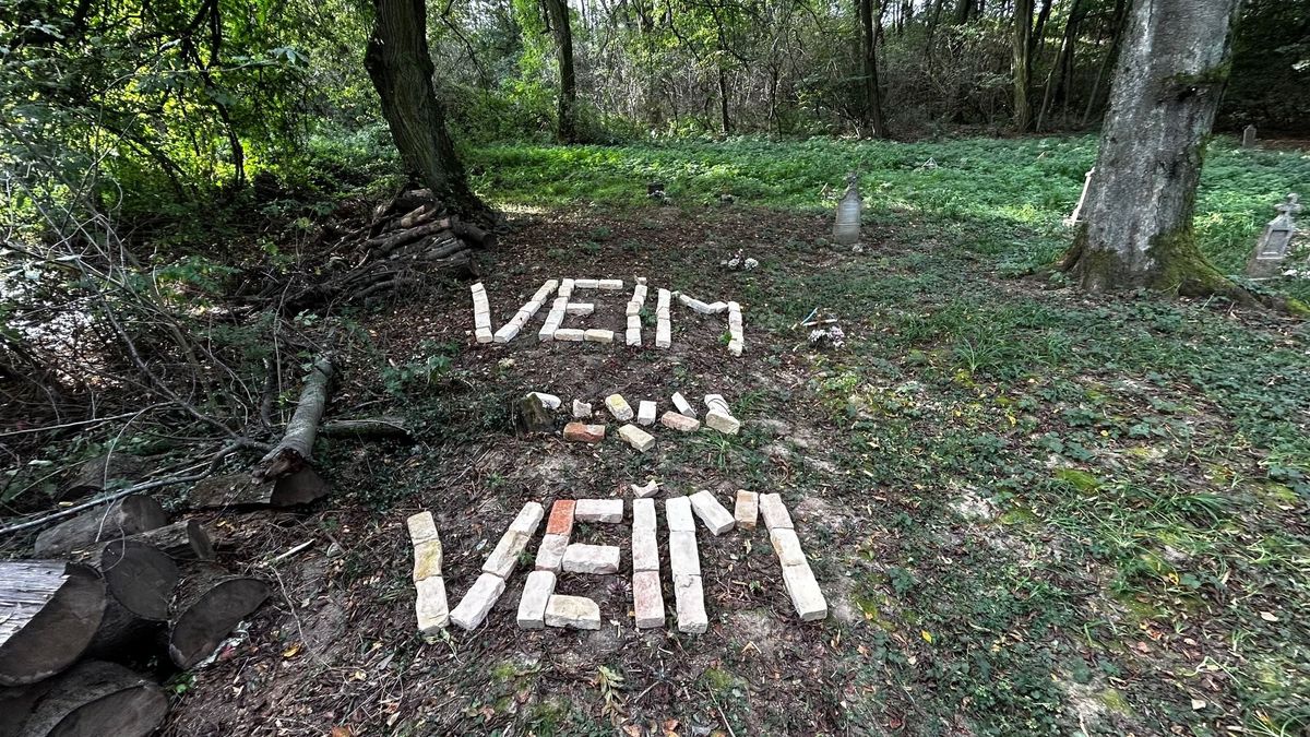Szobrot készítettek a kéktúra napjára az eltűnt falunál