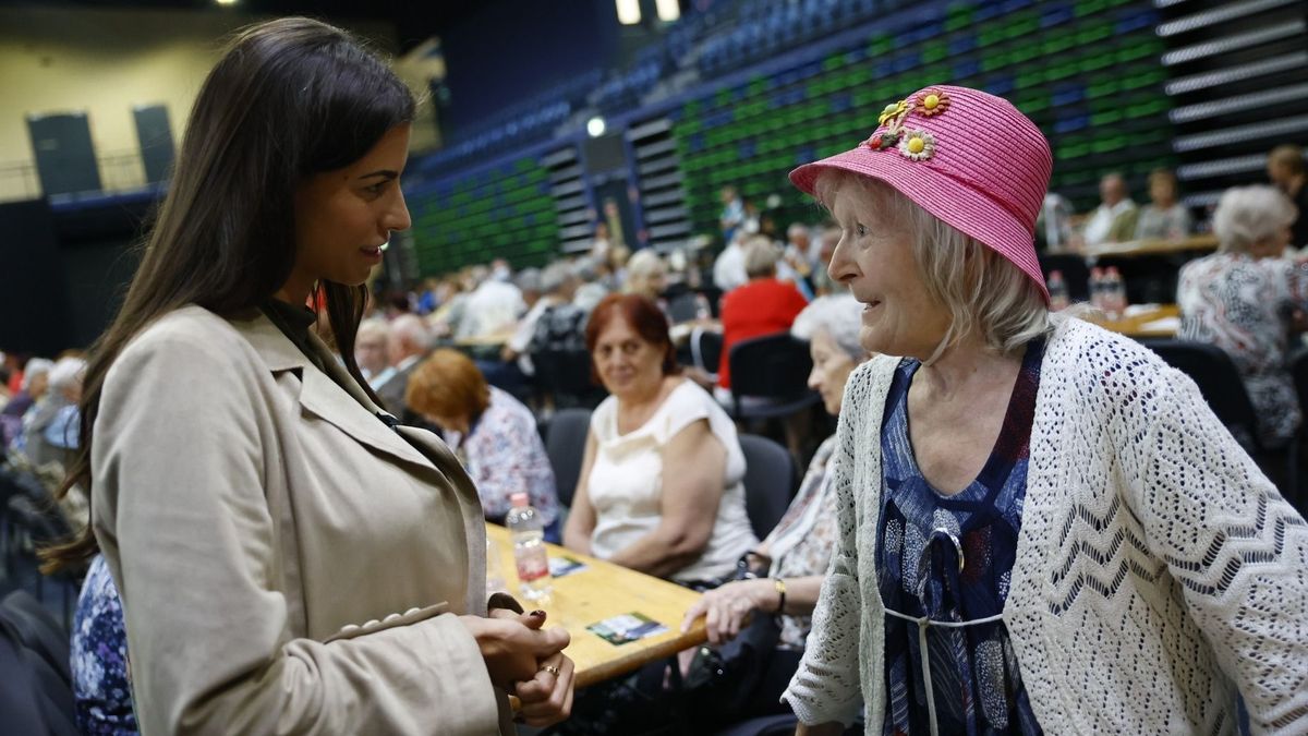 Szentkirályi Alexandra: Isten éltesse az időseket! (videó)