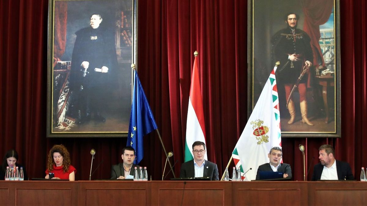 Milliós jutalmak a Városházán, dugók, kosz és szemét az utcákon