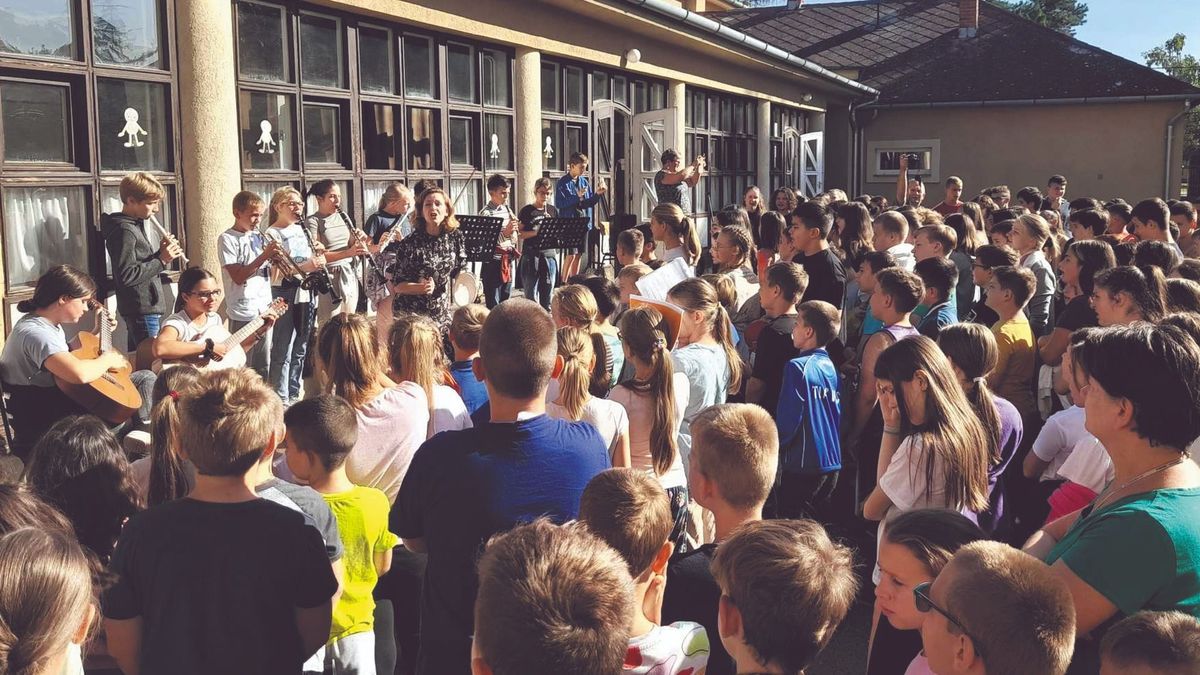 Több száz gyerek énekelt egyszerre a Bárdos-iskolában