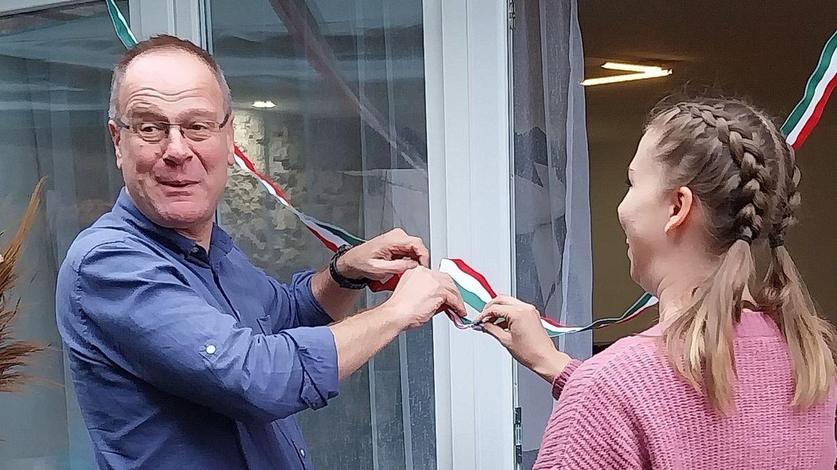 Nem átvágták, hanem összekötötték a szalagot