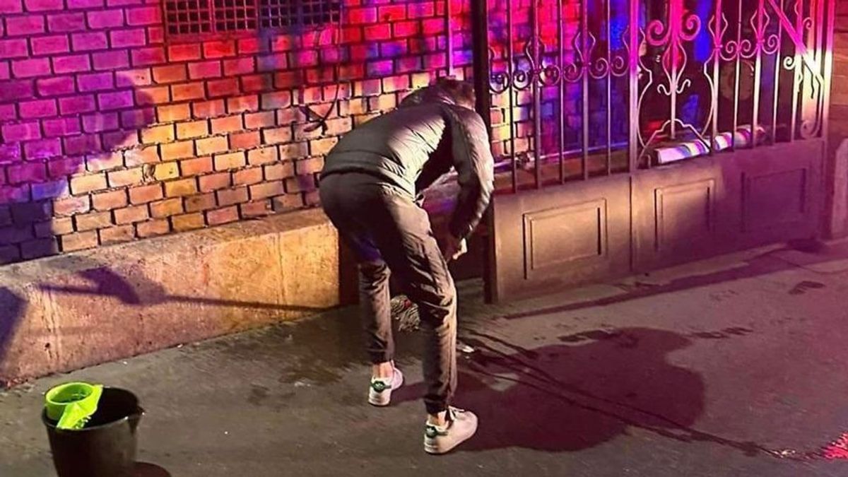 A Központi Mentőállomás előtt könnyített magán egy külföldi férfi, utána fel is takarított