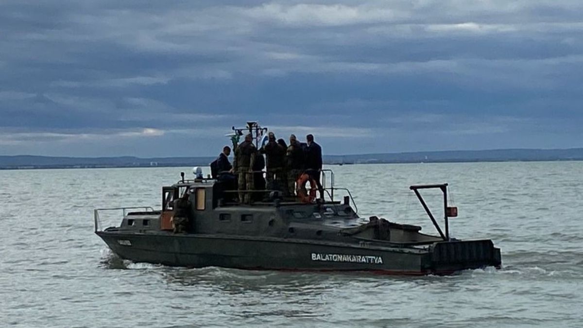 Elképesztő felvétel: kiemelték a Balatonba zuhant vadászrepülőt