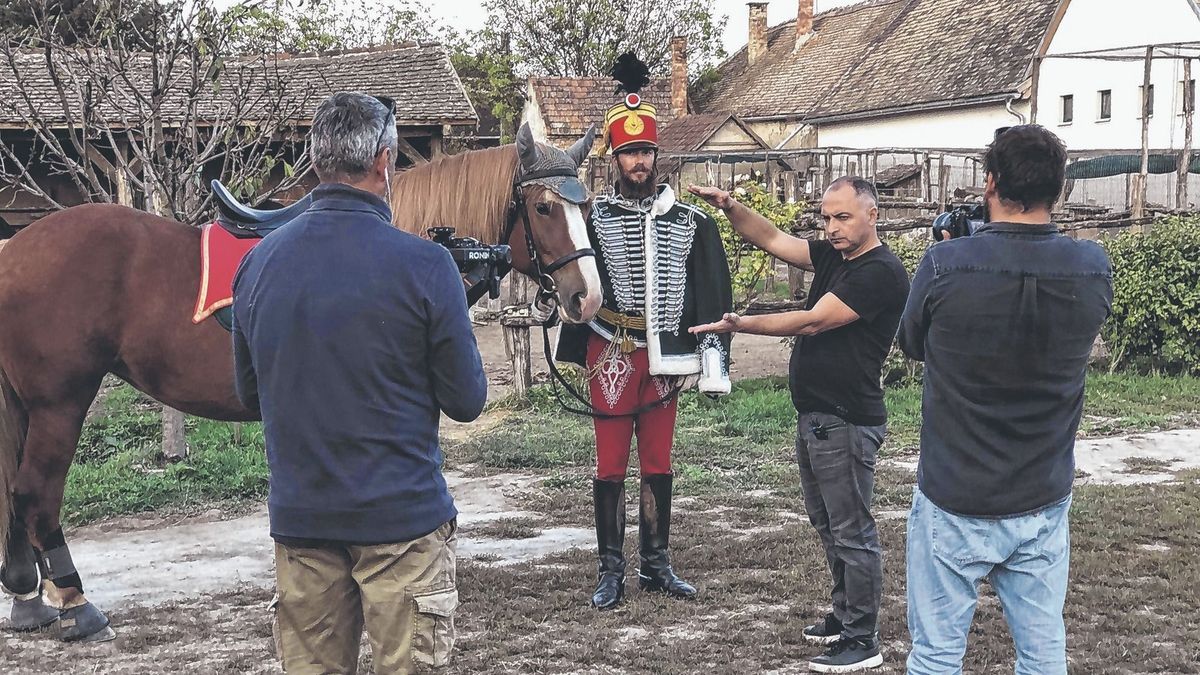 Sümegi hagyományőrzők irányították a szerb tévéseket a komáromi huszárokhoz