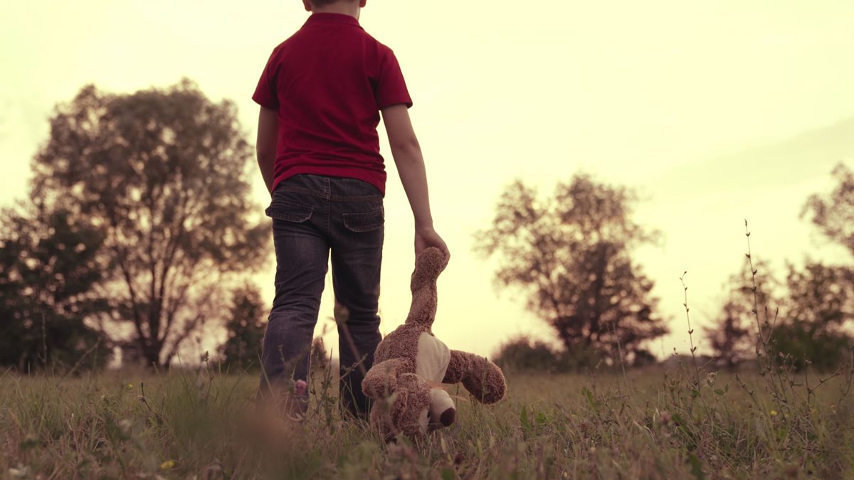 Saját ürülékében kellett aludnia egy kétéves gyereknek Csepregen, borzalmas kínok között halt meg