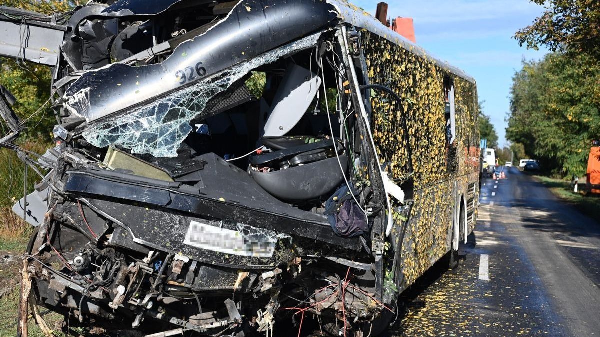Buszbaleset Seregélyesnél: egy ember meghalt, 24-en megsérültek