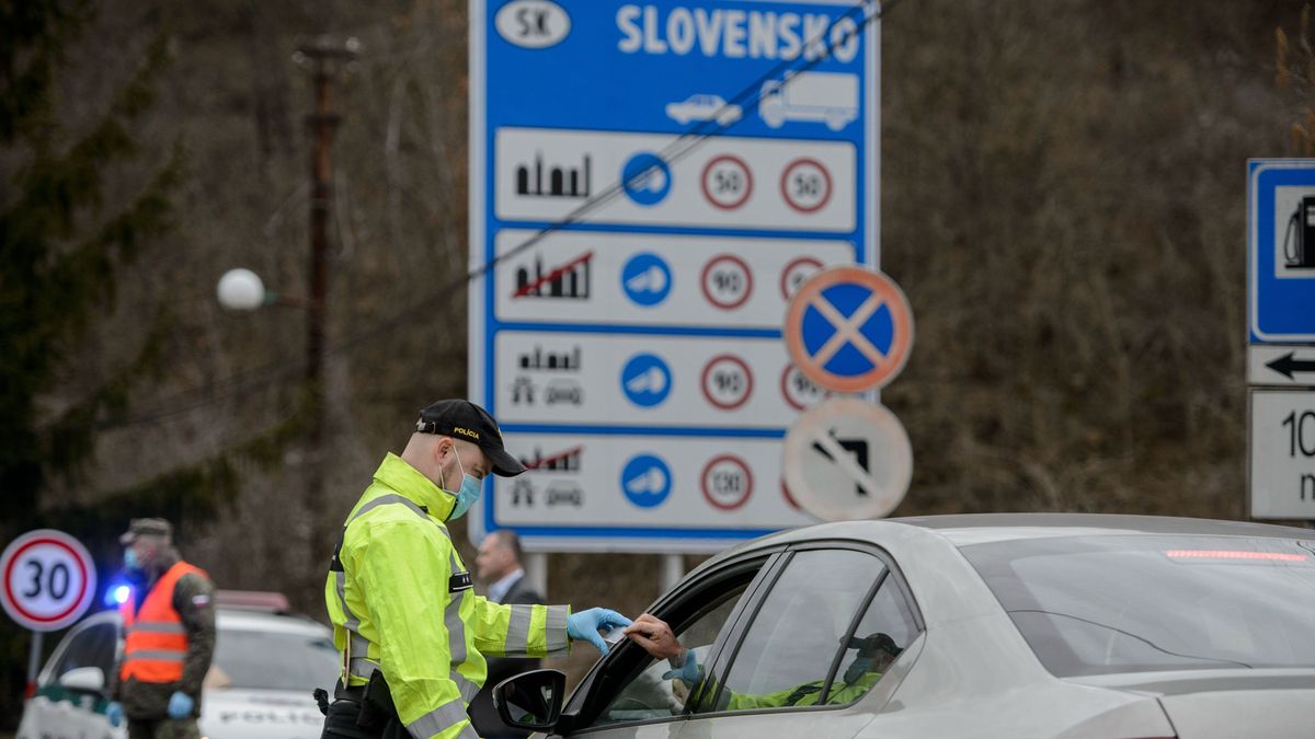 Szlovákia csütörtöktől ideiglenesen visszaállítja a határellenőrzést a magyar határon