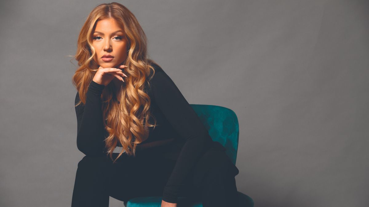 Tolvai Reni nem sokat hagy a képzeletnek: hatalmas melleit egy apró bőrpánt takarja csak