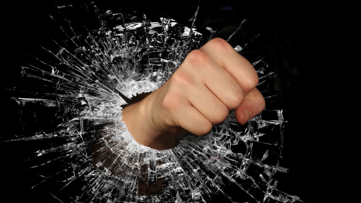 Ivott, kirakatot tört és verekedett - az Ajkai Járásbíróság vonta felelősségre