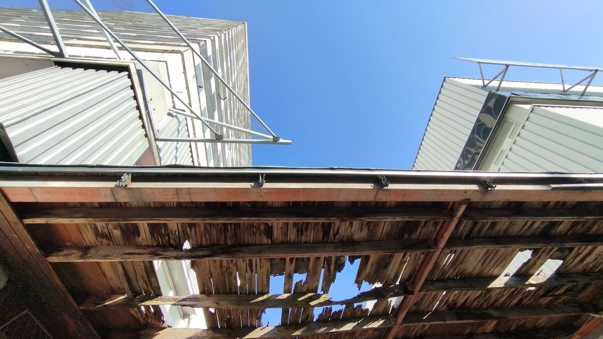 Csak a Szentlélek tartja a tetőt a veszprémi húszemeletesnél