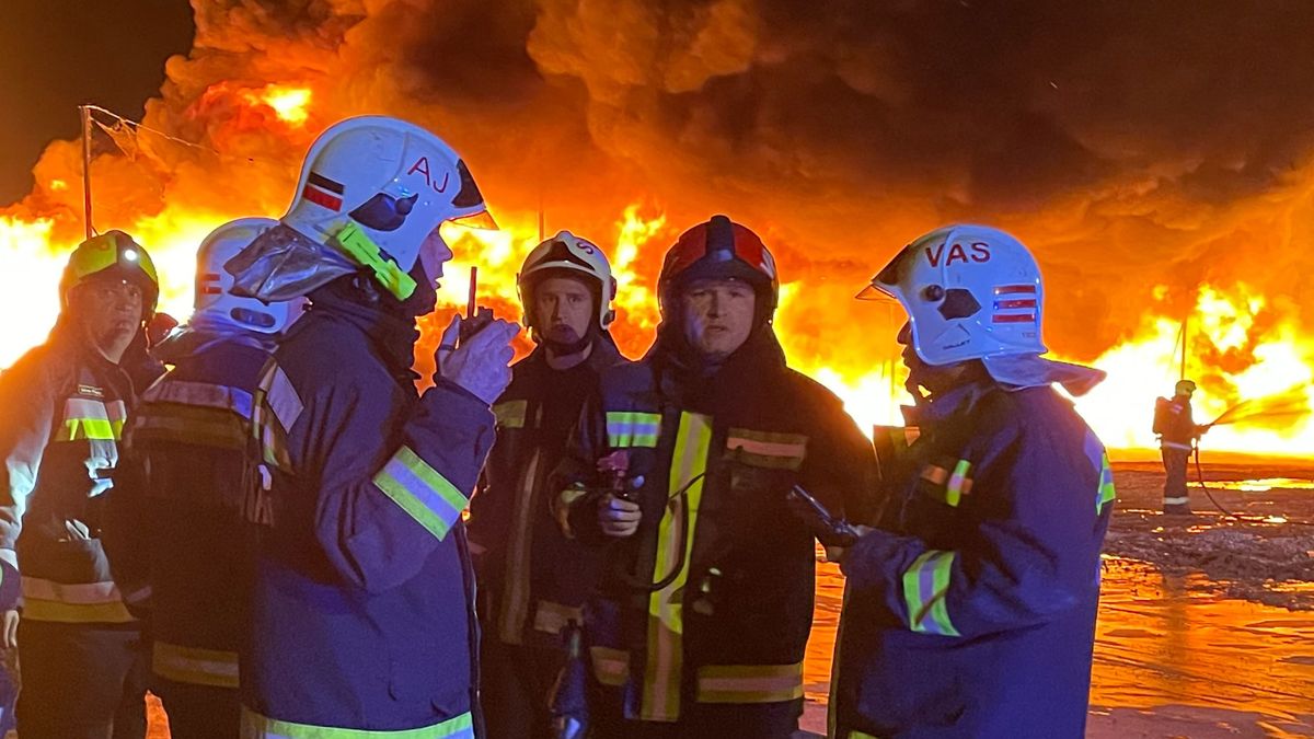 Helyszíni fotók: óriási tűz tombolt Vasban, a keszthelyi, ajkai tűzoltókat is riasztották