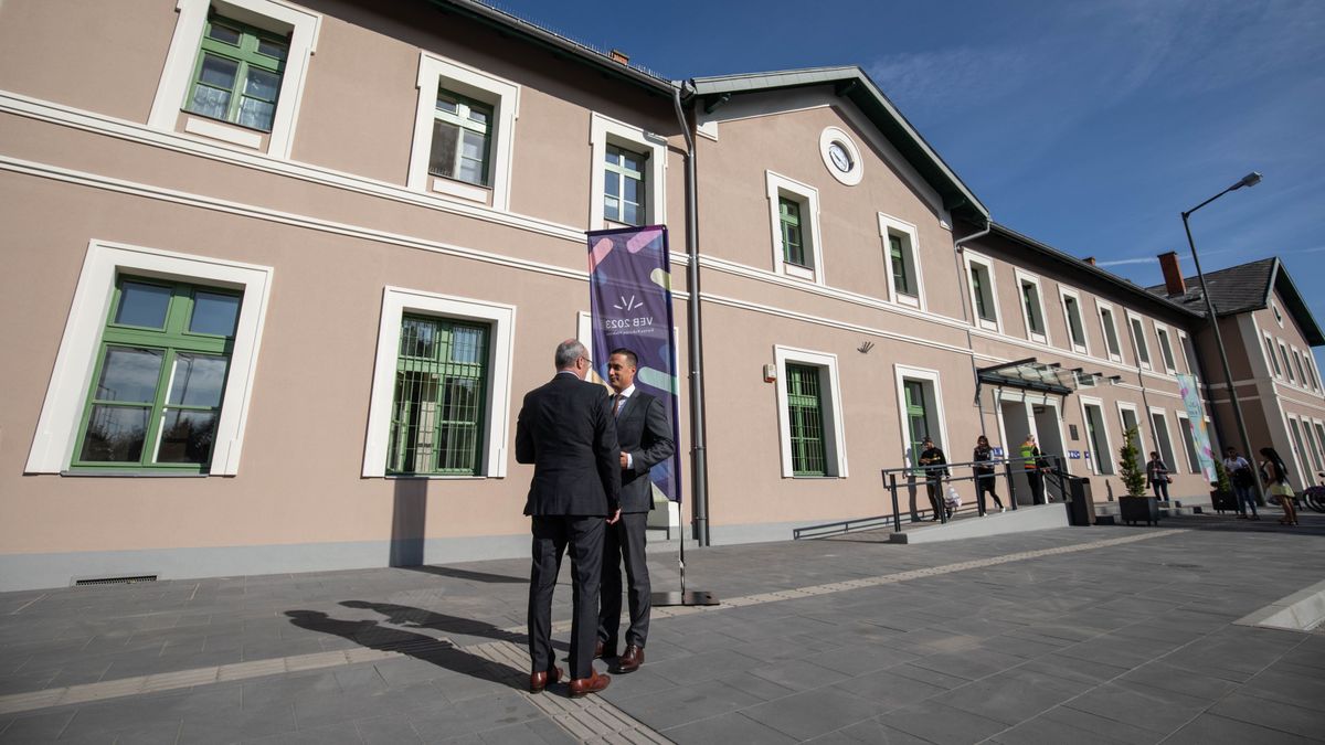 Lepukkant öreglányból fiatal díva: megújult a veszprémi vasútállomás