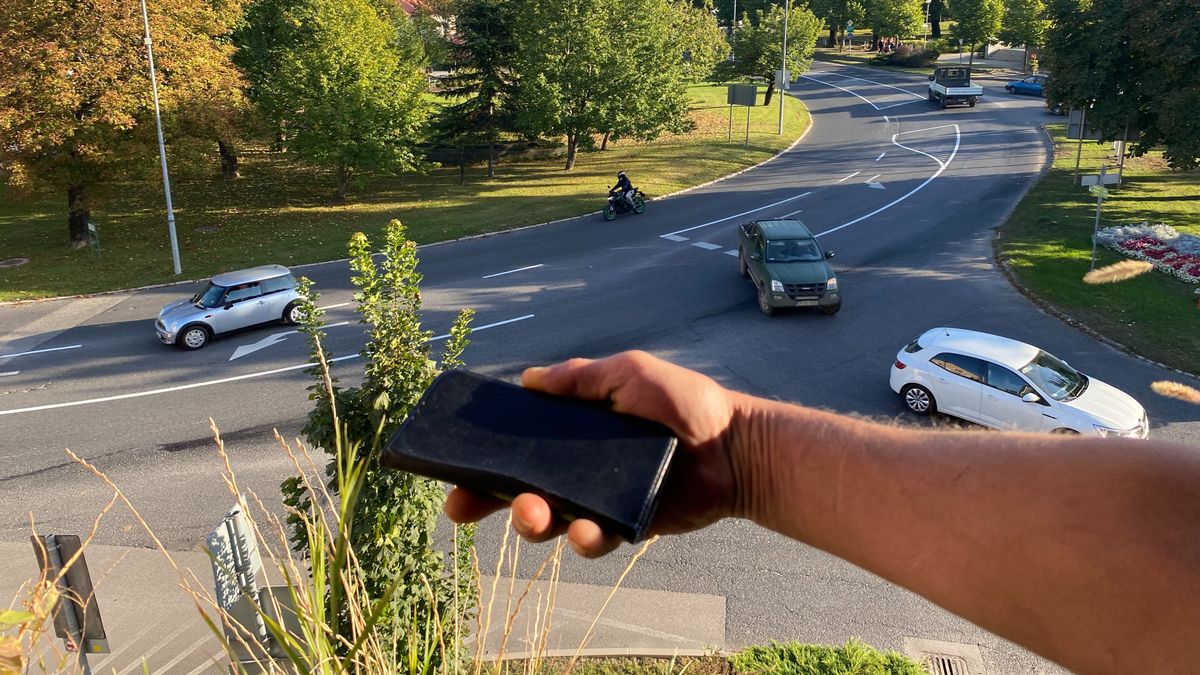 A 82-esre repült a motoros telefonja, véletlen szerencse, hogy visszakapta