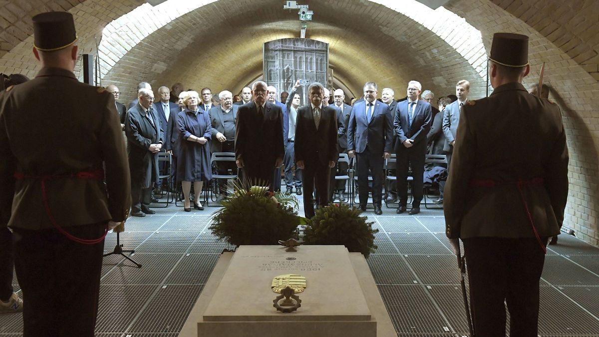 Az '56-os Kossuth téri sortűz áldozataira emlékeztek