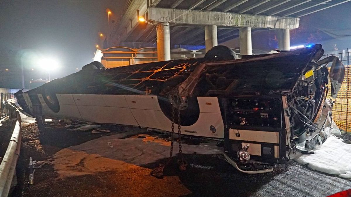 Egy köztéri kamera felvette, ahogy lezuhant az olaszországi halálbusz az útról