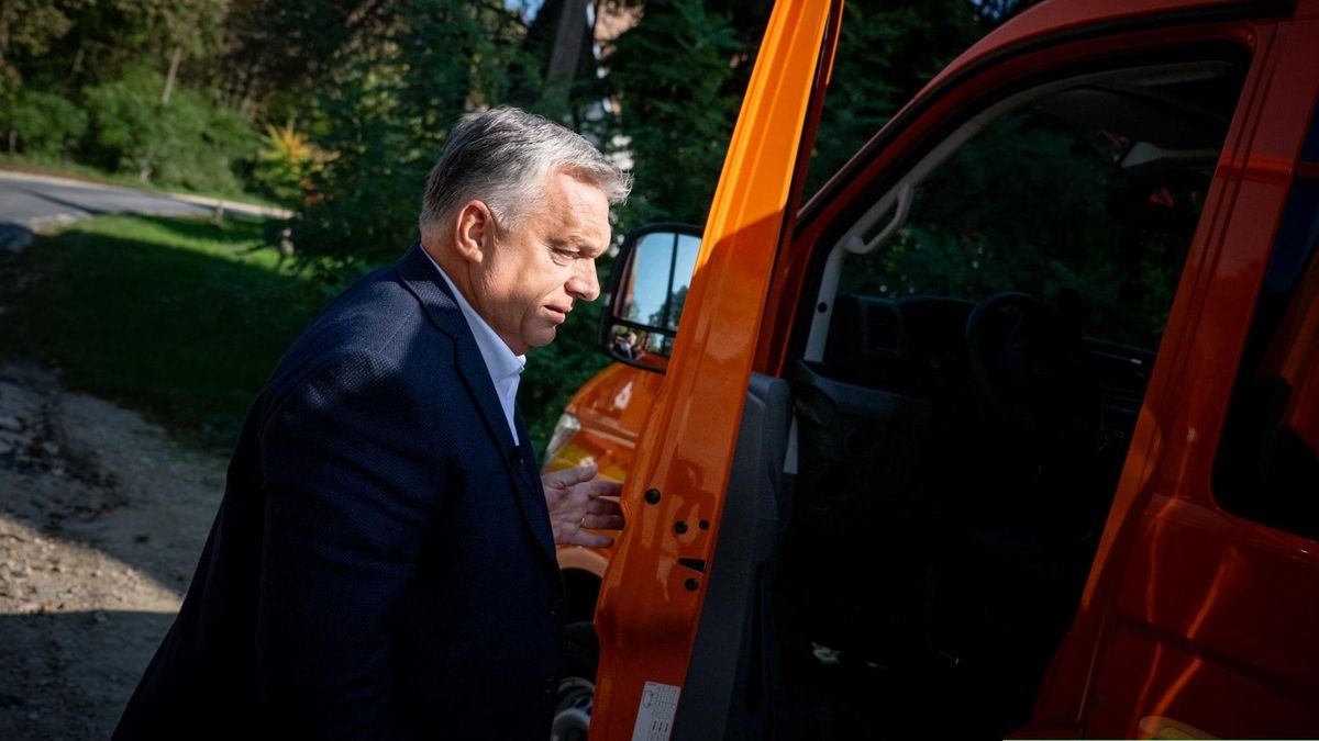 Orbán Viktor: brigádautóban Lázárral (fotók)