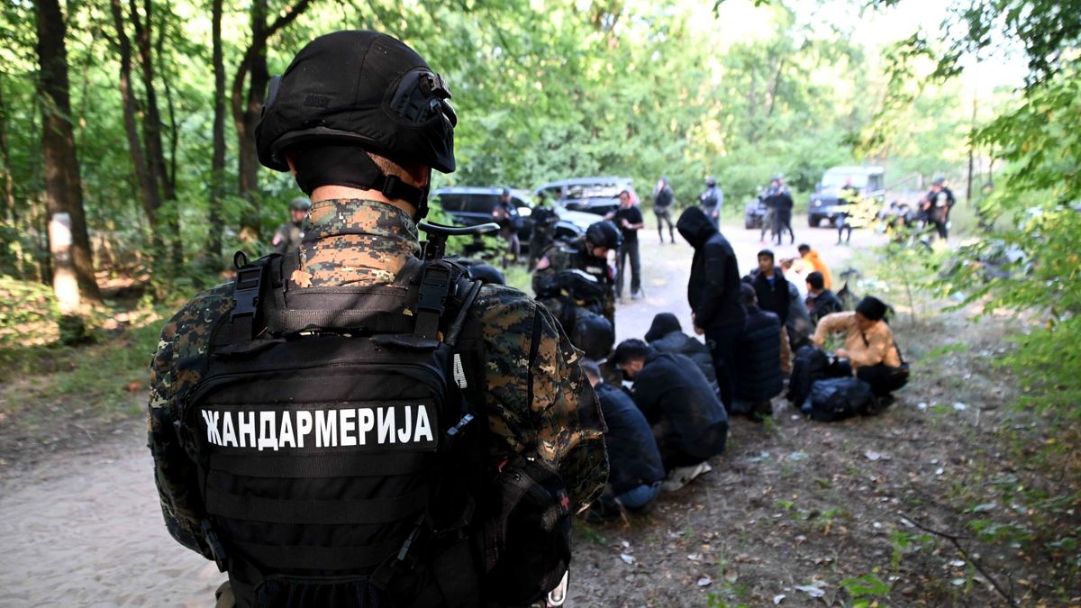 Automata fegyverekkel felszerelkezve ostromolják a határt a migránsok