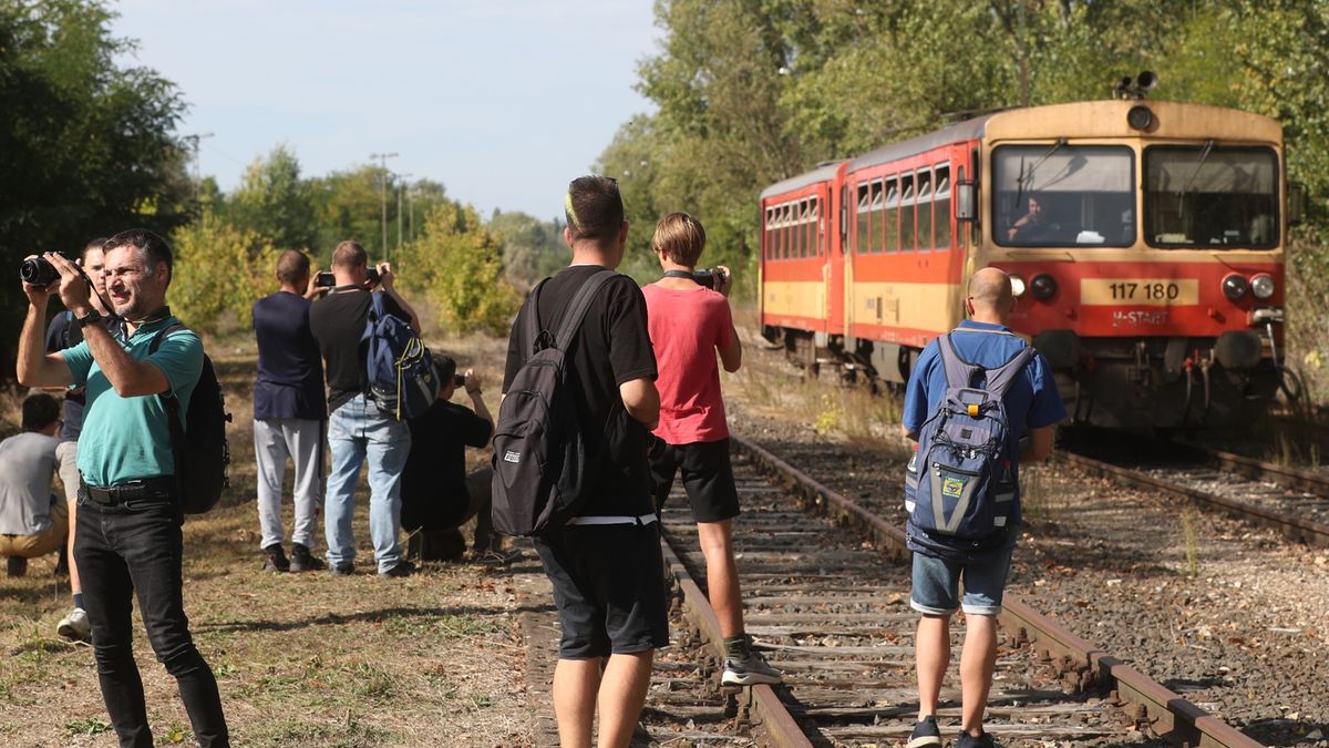 Motorkocsiból lett szerelvény – ablakos vonat járt a huszonhetesen