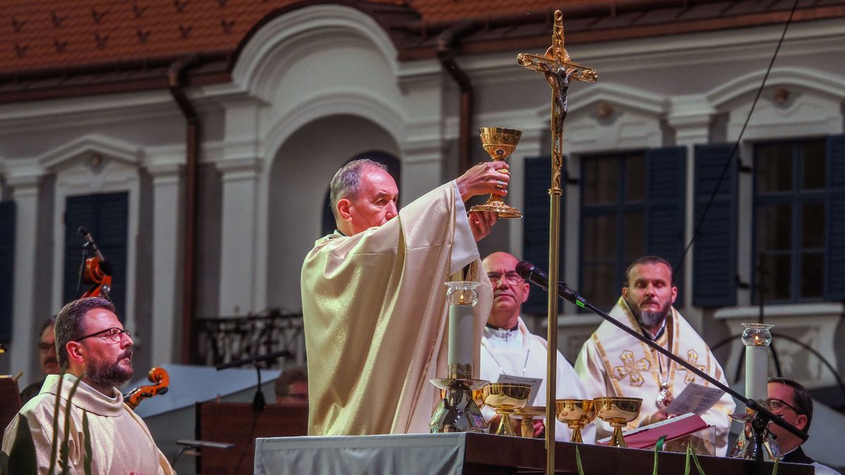 Boldog emberek lepték el a várat a Kattárson