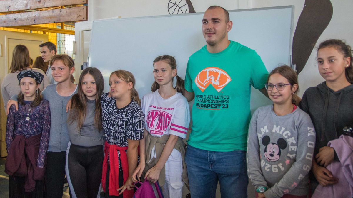 Az atlétikai világbajnokság egyik magyar hőse látogatta meg az inotai diákokat