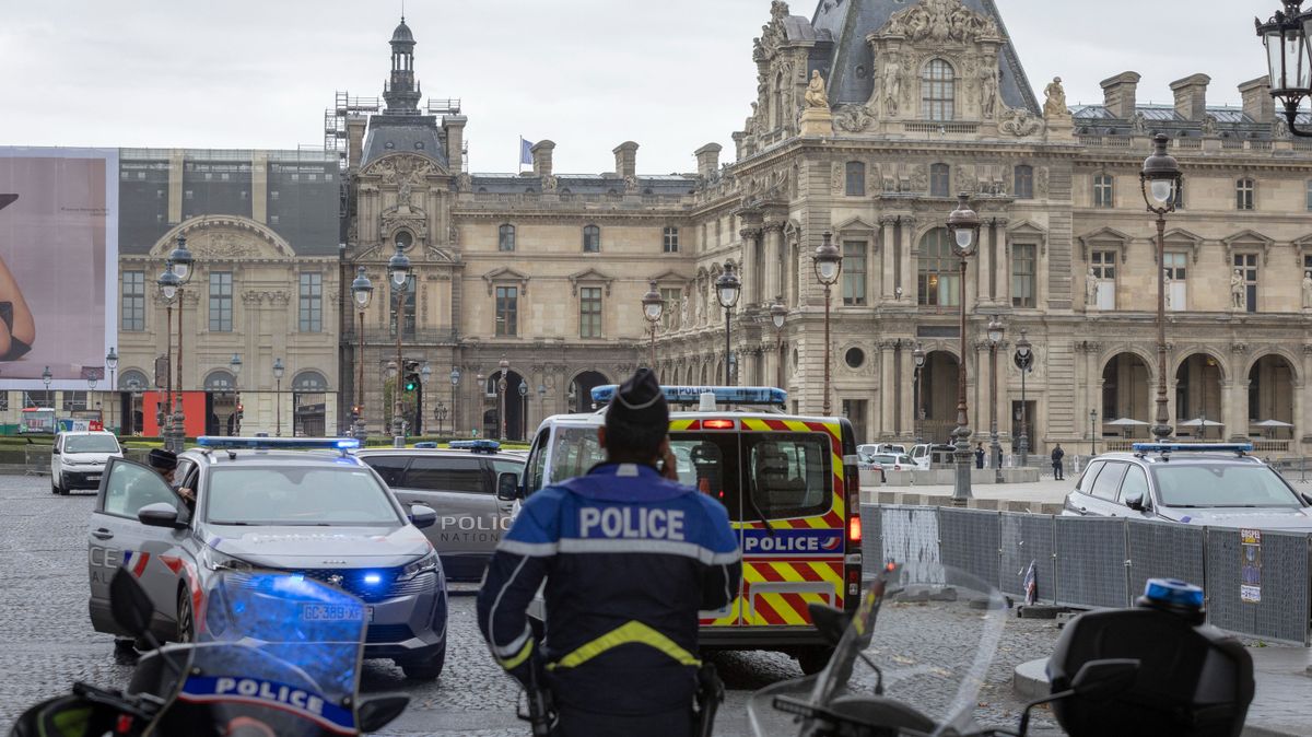 Kiürítették egy fenyegetés miatt a párizsi Louvre múzeumot