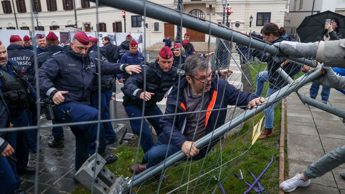 Hadházy Ákosnak 300 ezer forintot kell fizetnie a kordonbontásért