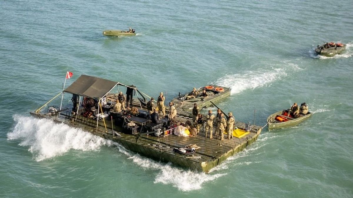 Megkezdték a Balatonba zuhant vadászrepülőgép kiemelését