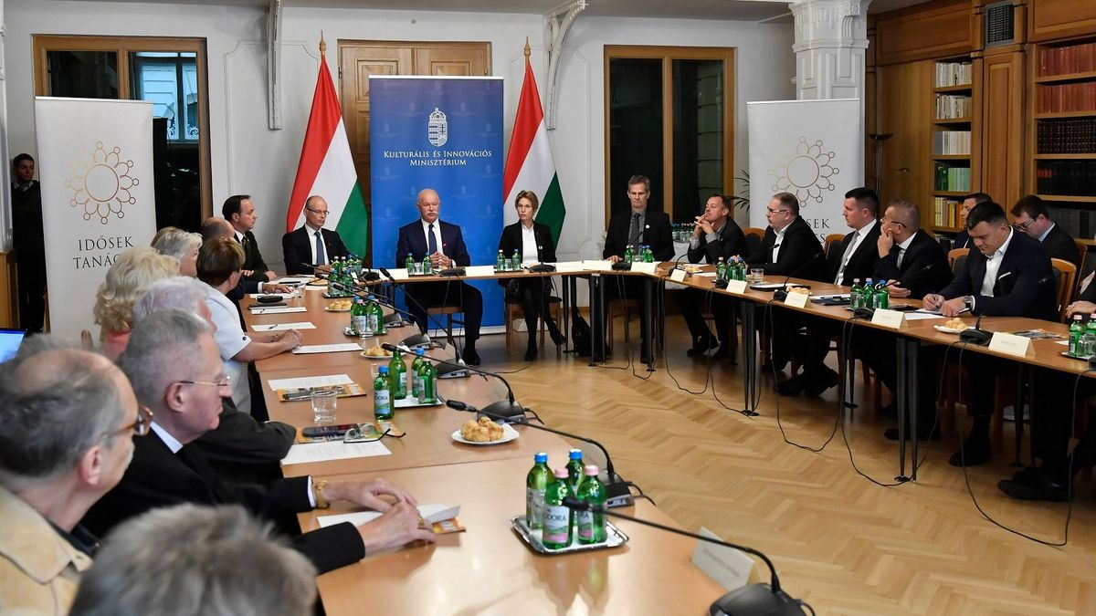 Csák János: a kormány minden döntése előtt mérlegeli, hogy az milyen hatással lesz a nyugdíjasokra