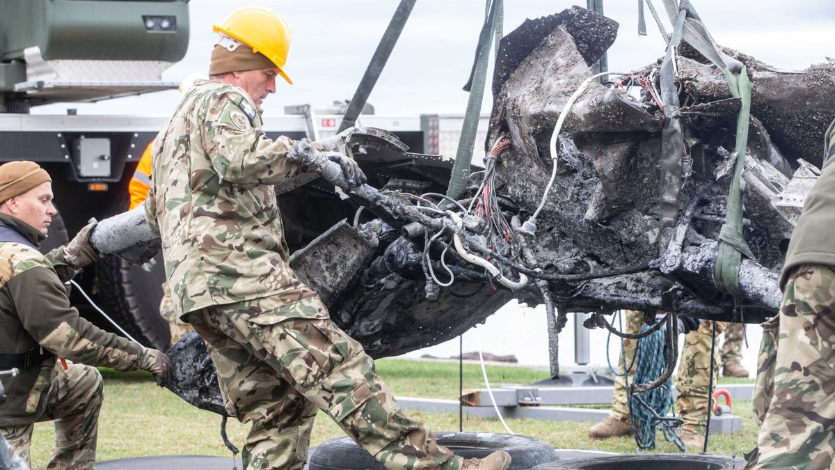Kiemelték a Balatonból a világháborús vadászrepülőroncsot +fotók