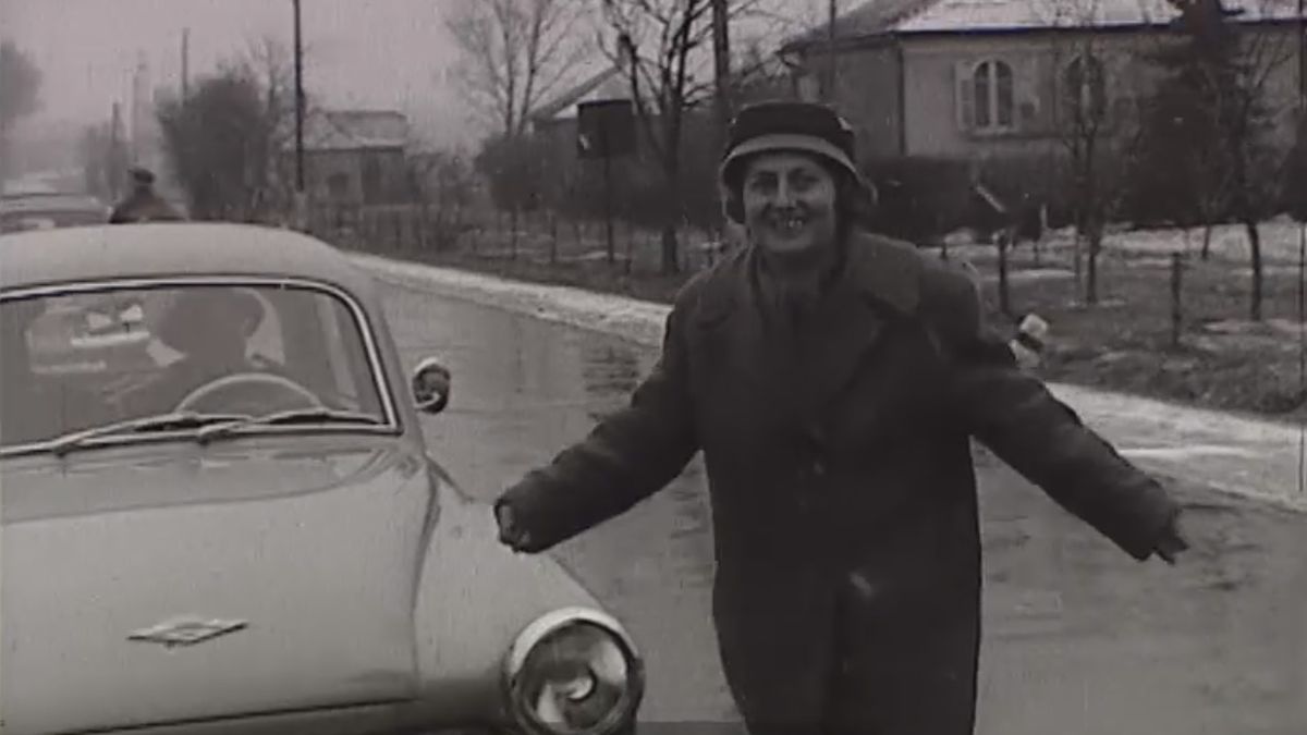 Az év, amikor cuclitöltésben is versenyeztek a női sofőrök Veszprémben + retró filmhíradó