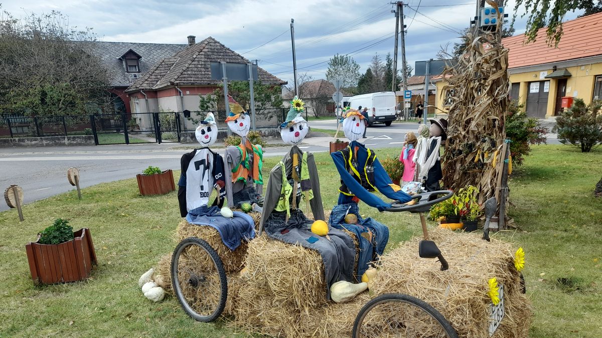 Olyan bálaautó futott be Gyömörőre, hogy mindenki fotózkodni akar vele
