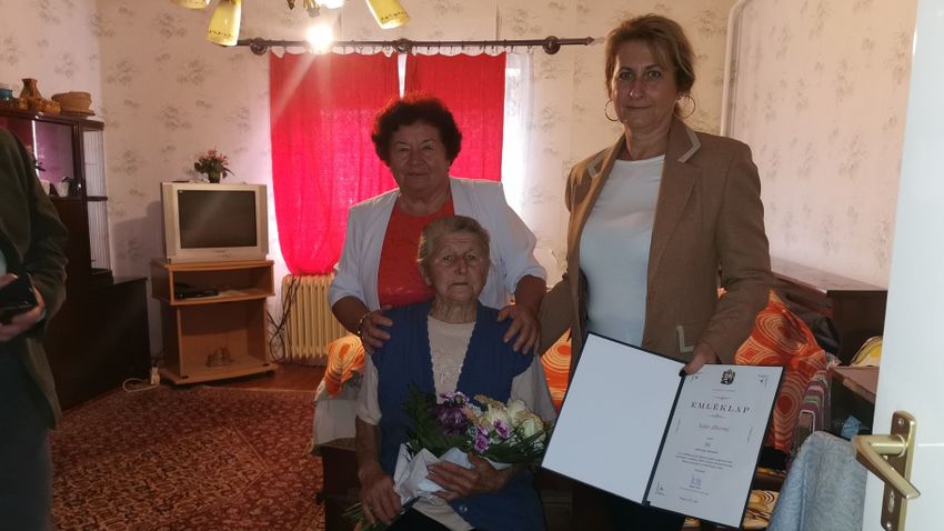 VEOL – A 90 éves Lenke nénit köszöntötték Nemesvitán