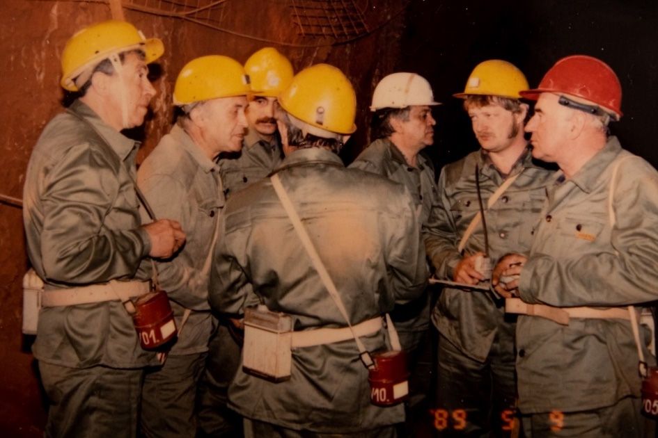A fenyőfői bányában egykor dolgozók egy csoportja dudar bánya helytörténet nagyesztergár