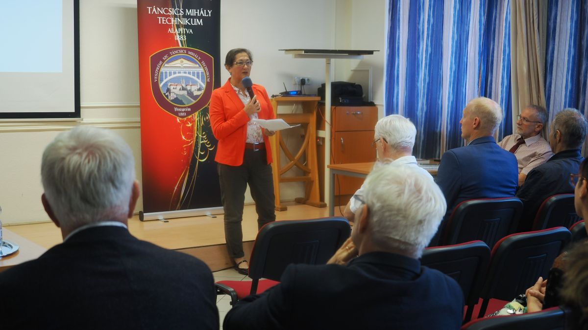 Szakmai előadások és kiállítás a veszprémi Táncsicsban