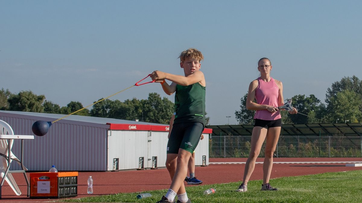Gumikalapácsot is hajítottak a veszprémi fiatalok