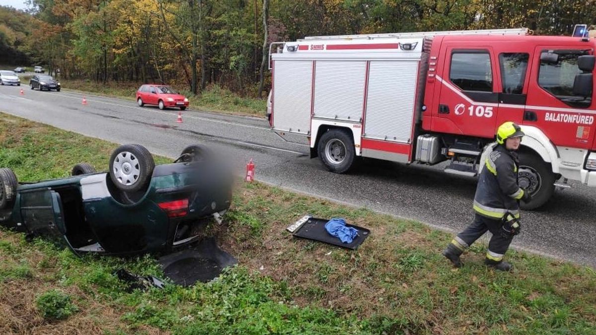 Helyszíni fotók: kocsi borult az árokba a Nosztorin, két embert vittek kórházba a mentők