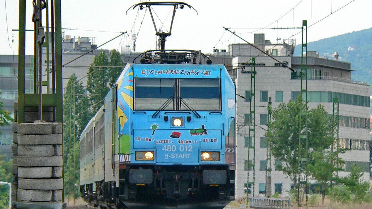 Átmennek a Duna felett ezek a vonatok