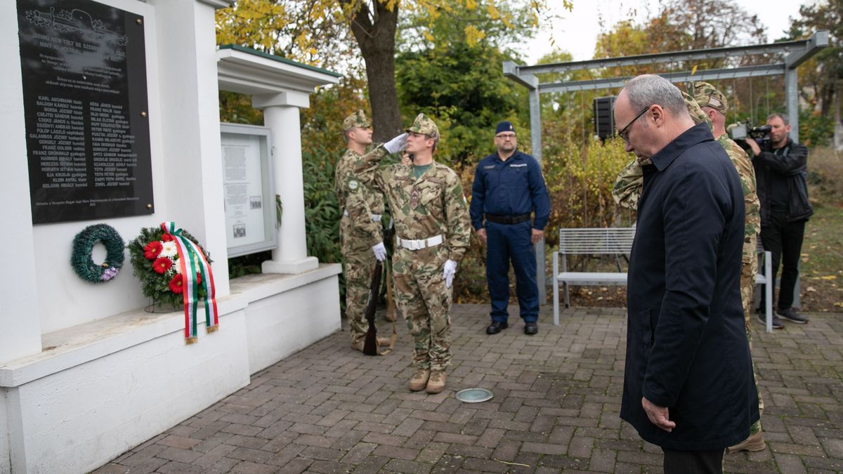 Koszorúzással és gyertyagyújtással emlékeztek a katonasíroknál Veszprémben